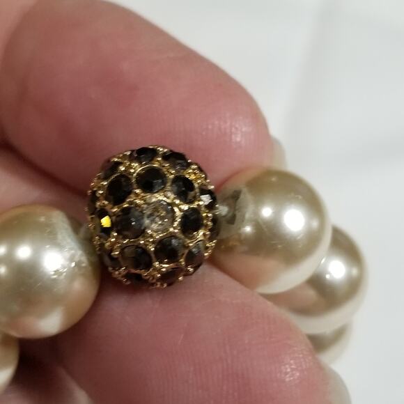 faux pearl bracelet stretch w/ rhinestone paved goldtone bead (onestone missing) - Picture 4 of 5